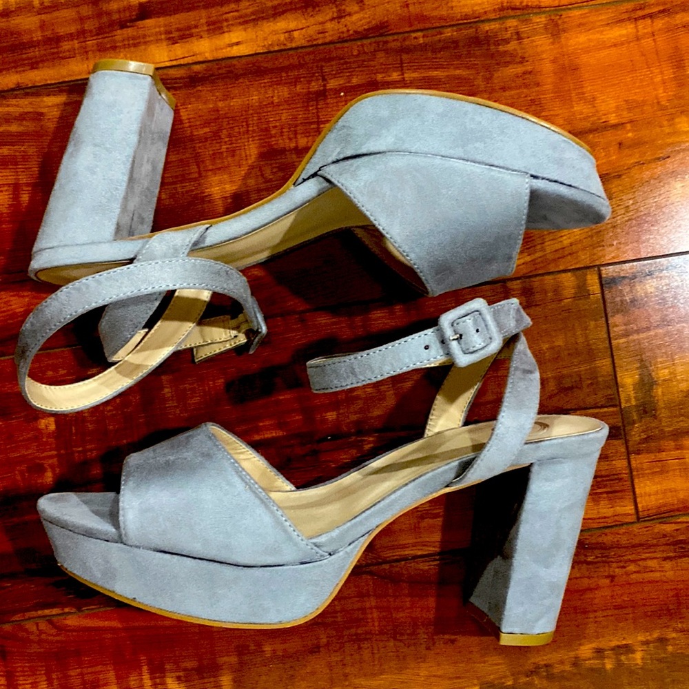Journee Collection Grey Platform Heels. Size: 7.5